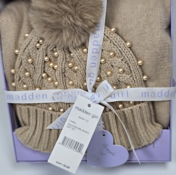 Madden Girl Womens JrKnit Hat & Scarf  Beige Knit Beanie Cottagecore Pom-Pom Nw - Picture 3 of 4